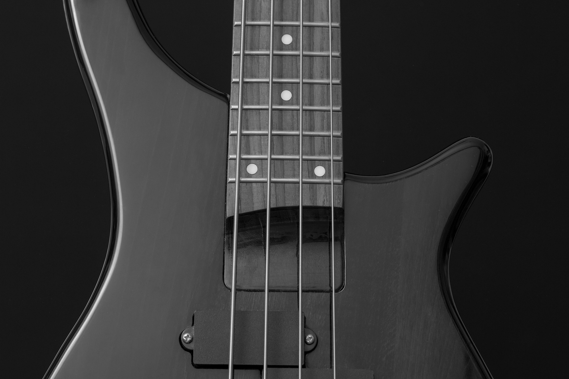 close up van een zeer donkergrijze basgitaar